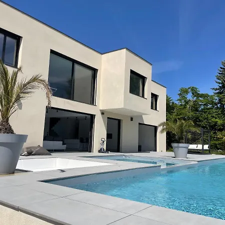 Exceptionnel Maison Avec Piscine A Debordement *