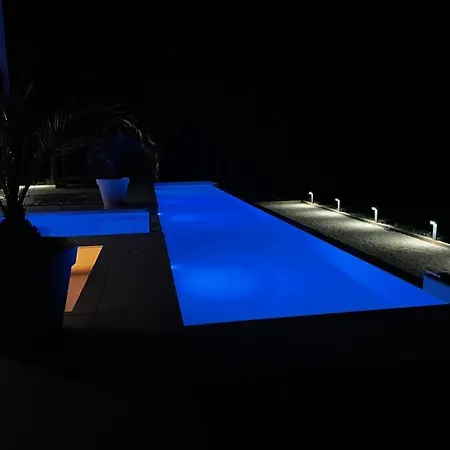 Exceptionnel Maison Avec Piscine A Debordement *