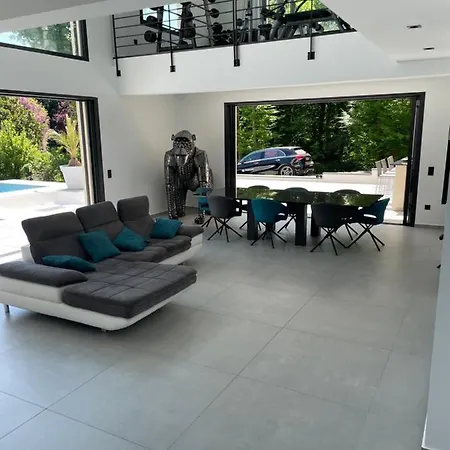 Exceptionnel Maison Avec Piscine A Debordement Villa